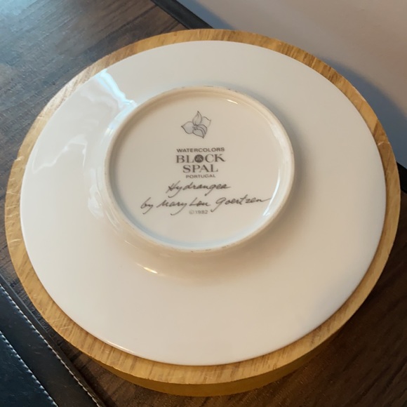 Eight (8) Hydrangea by Block saucers - Picture 4 of 16